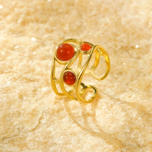 Dettaglio dell'anello aperto placcato oro 18k con incastonate pietre rosse di corniola