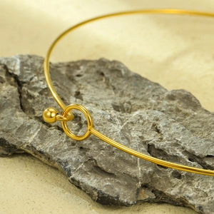 Collana con pendente a sole minimalista placcata in oro 18 carati su pietra grigia