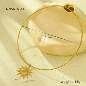 Dettaglio del girocollo dorato diametro 13,7 cm e misure del ciondolo a forma di sole
