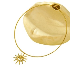 Dettaglio del pendente a sole su girocollo in acciaio inossidabile placcato oro 18K