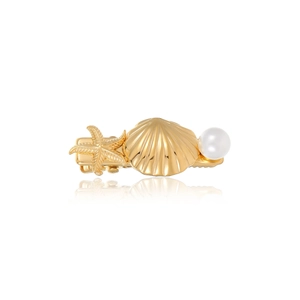 Détail d'une barrette dorée ornée d'une étoile de mer, d'un coquillage et d'une perle