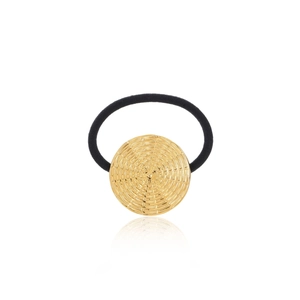 Détail d'un élastique à cheveux minimaliste en métal doré texturé avec bande noire