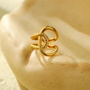 Minimalistische ring van 18K verguld roestvrij staal met een gedraaid gelaagd ontwerp