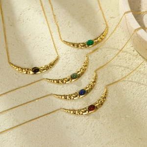 Franse vintage halve maan ketting met natuurstenen in vijf verschillende kleuren