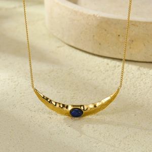 Franse vintage goudkleurige roestvrijstalen ketting met blauwe edelsteen op zandstenen basis