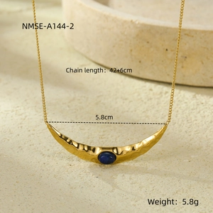 Detail van gouden halve maan ketting met blauwe steen en 42+6cm afmetingen