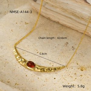 Detail van 42+6cm ketting en 5,8cm halve maan hanger met rode steen op gouden ketting