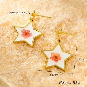 Star-shaped gold stainless steel earrings with pink dried flowers in resin inlay