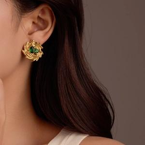 Pendientes vintage bañados en oro 18K con textura trenzada y circonitas verdes pera