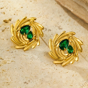Detalle de los pendientes de acero inoxidable oro 18K con piedras de circón verde de pera
