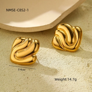 Detail von gewellten vergoldeten Edelstahl-Ohrringen mit 2,4cm Größe und 14,7g Gewicht