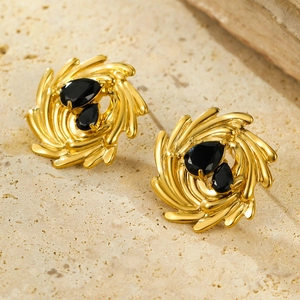Pendientes de acero inoxidable de 18K con textura de espiral y circonita negra
