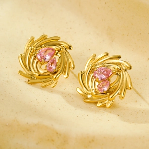 Pendientes de acero inoxidable bañados en oro 18K con circonitas rosas y espirales