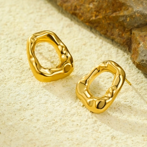 Unregelmäßige goldene geometrische Ohrringe mit Lavatextur im minimalistischen Retrostil