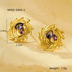 Detalle de pendientes espirales de acero inoxidable 18K con circón púrpura y dimensiones