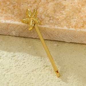 Barrette étoile de mer dorée à l'or 18 carats avec texture sur fond de pierre naturelle