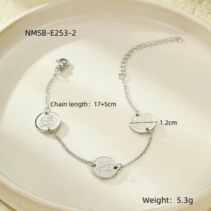 Vue détaillée d'un bracelet en acier inoxydable argenté avec trois disques de calligraphie