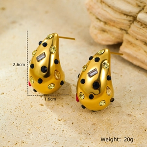 Détails des boucles d'oreilles goutte plaquées or 18 carats avec zircons de 2,6 cm par 1,6 cm
