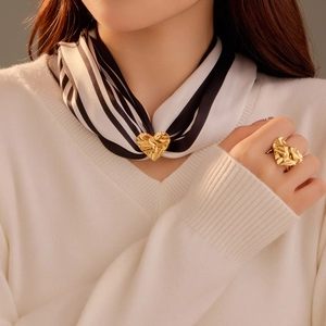 Elegante Fibbia per Sciarpa a Cuore in Acciaio al Titanio per Donna Multiuso Placcato Oro Anello di Moda Accessorio per Abbigliamento Decorativo