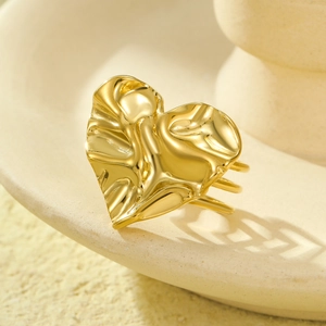 Anello a cuore pieghettato in acciaio al titanio dorato con design aperto multistrato regolabile