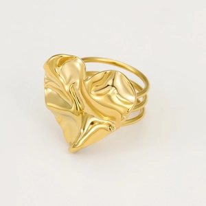 Dettaglio di un anello a cuore dorato con texture plissettata e tripla fascia sottile