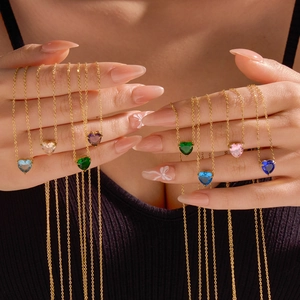 Collar con colgante de corazón chapado en oro de 18 quilates con circonitas de colores en modelo