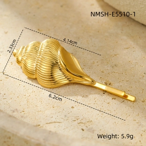 Détail macro de la barrette coquillage dorée avec dimensions et poids précisés