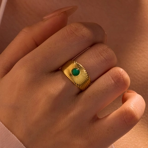 18K vergulde roestvrijstalen brede ring met groene steen en zonnestraal textuur