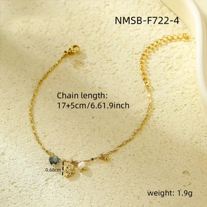 Detail van vergulde roestvrijstalen armband met Hamsa en hartje, lengte van 17+5 cm