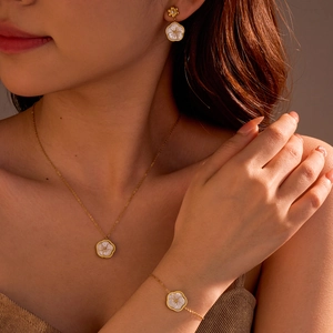 Set gioielli di lusso in acciaio inox con collana e orecchini a fiore di madreperla