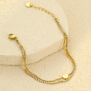Doppelreihiges goldenes Edelstahlarmband mit Schlangenkette, Zirkonsteinen und Herzanhänger