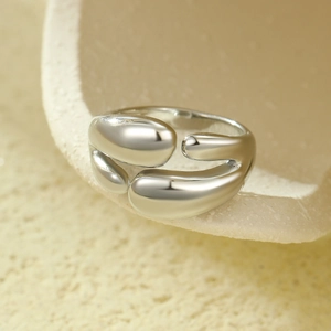 Vue macro d'une bague géométrique argentée irrégulière avec fini poli miroir
