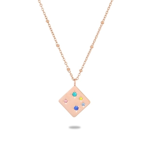 Détail du collier à billes en or rose avec pendentif carré orné de cinq pierres de couleur
