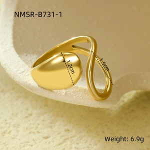 Vue macro détaillée d'une bague dorée organique irrégulière avec une largeur de 1,2 cm
