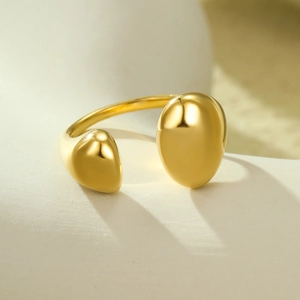 Vue détaillée d'une bague dorée minimaliste avec des détails perlés sur pierre