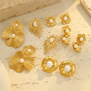 Pendientes Vintage de Acero Inoxidable Bañados en Oro de 18K con Pétalo de Flor y Perla Artificial para Mujer Joyas Florales Elegantes