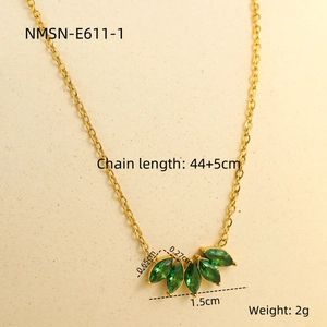 Dettaglio della collana d'oro con petali di zircone verde e misure delle dimensioni
