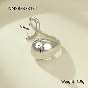 Détail macro de la bague en métal liquide argenté montrant le fini poli et le design fluide