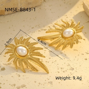 Detalle de los pendientes de pétalos bañados en oro 18k con perlas, 4,4cm x 2,9cm