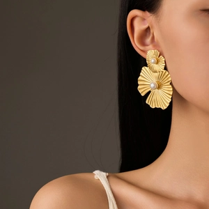 Pendientes de pétalos en acero inoxidable bañados en oro 18k con perlas