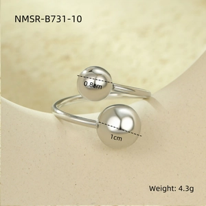 Détail de la bague ouverte en acier argenté avec deux sphères polies de 0,8 cm et 1 cm
