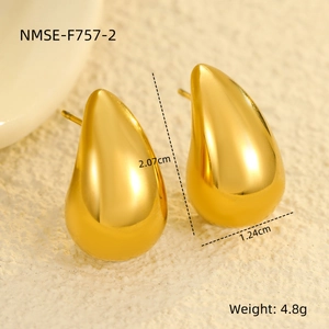 Detalle de pendientes de gota dorados pulidos de 2,07 cm de alto y 1,24 cm ancho