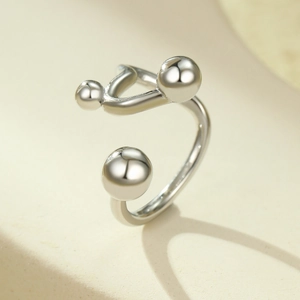 Vue macro de la bague ouverte géométrique en argent poli avec trois billes lisses