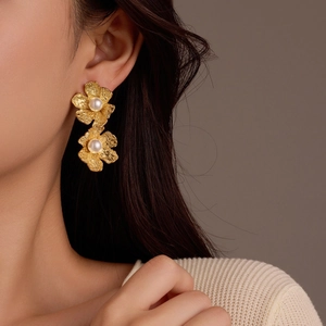Elegantes pendientes de doble pétalo con perla de acero al titanio chapado en oro de 18k