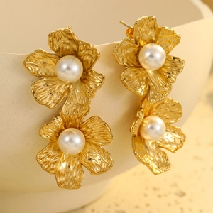 Macro de pendientes de pétalos de acero inoxidable bañados en oro 18k y perlas
