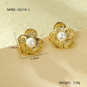 Vista macro de pendientes de pétalos en oro de 18k con perla blanca, 1,56cm x 1,34cm
