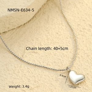 Detailweergave van zilveren hartvormige hanger met afmetingen 1,01 cm en verstelbare ketting