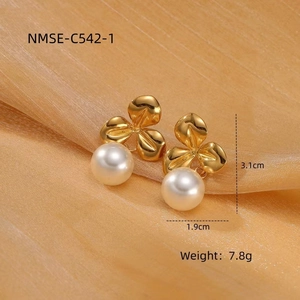 Detalle de pendientes de pétalos en oro de 18k con perlas y medida 3,1cm x 1,9cm