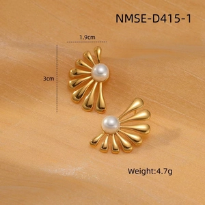 Detalle de pendientes de pétalos en oro 18k con perlas y medidas de 3 cm x 1,9 cm