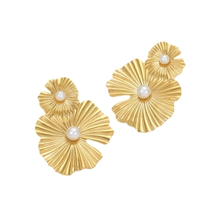 Elegantes pendientes de pétalos de flor en acero de titanio oro de 18k con perlas blancas